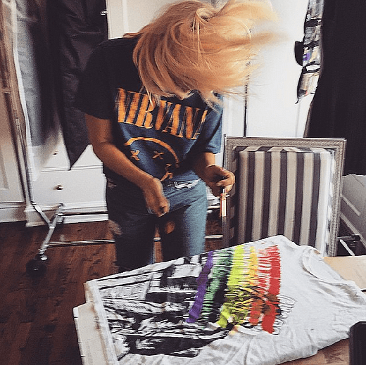 
	
	Tương tự như Miley, Lady Gaga cũng bày tỏ sự ủng hộ phán quyết của Quốc hội bằng hình ảnh ghi lại khoảnh khắc cô tự vẽ lá cờ 7 màu đặc trưng của cộng đồng LGBT lên một chiếc áo thun.